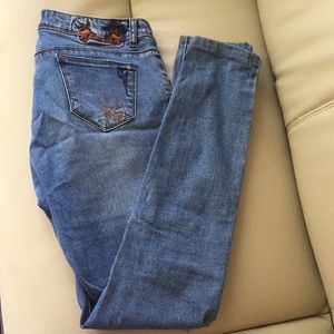 Medium wash embroidered skinny jeans leggings